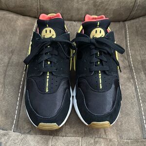 Nike Air Huaraches Run Go the Extra Smile Women’s Size 9.5 Black/White/Yellow
